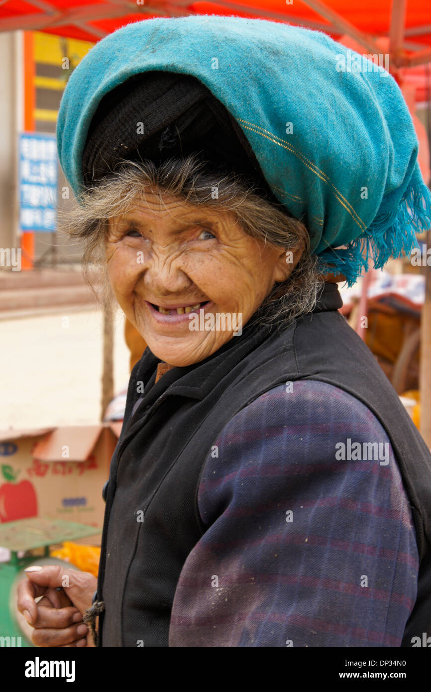 Alte Frau im Markt, Niu Jie, Yunnan, China Stockfoto