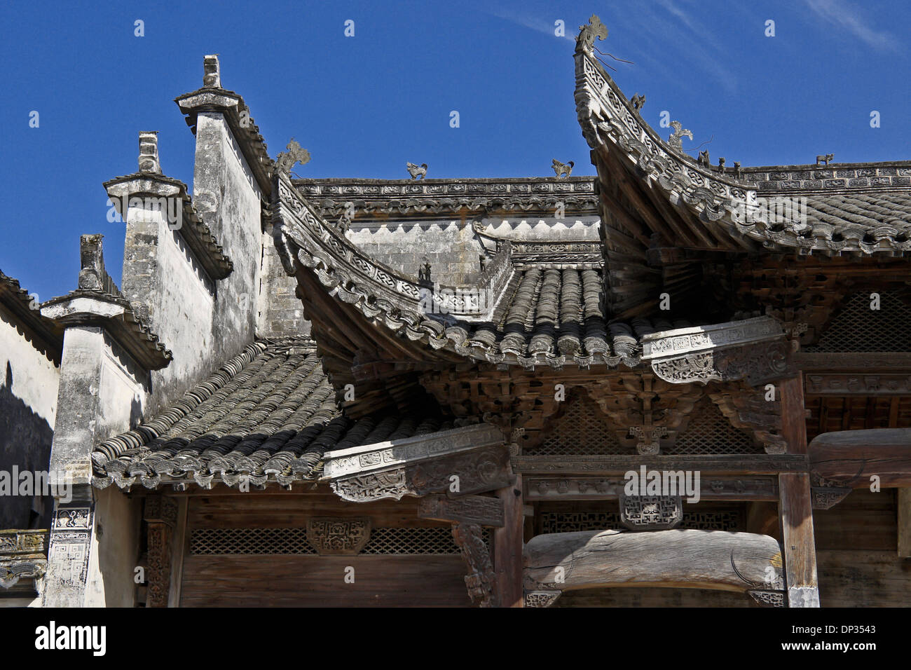 Spitzen Ziegeldach und geschnitzten Holzfassade der Ahnenhalle in Nanping, Anhui, China Stockfoto