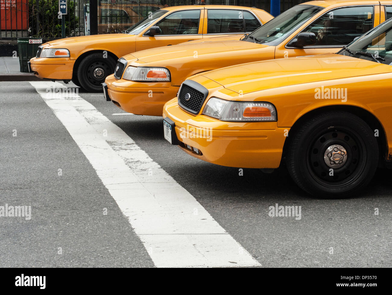 Eine Reihe von Taxis auf einer Straße in NYC Stockfoto