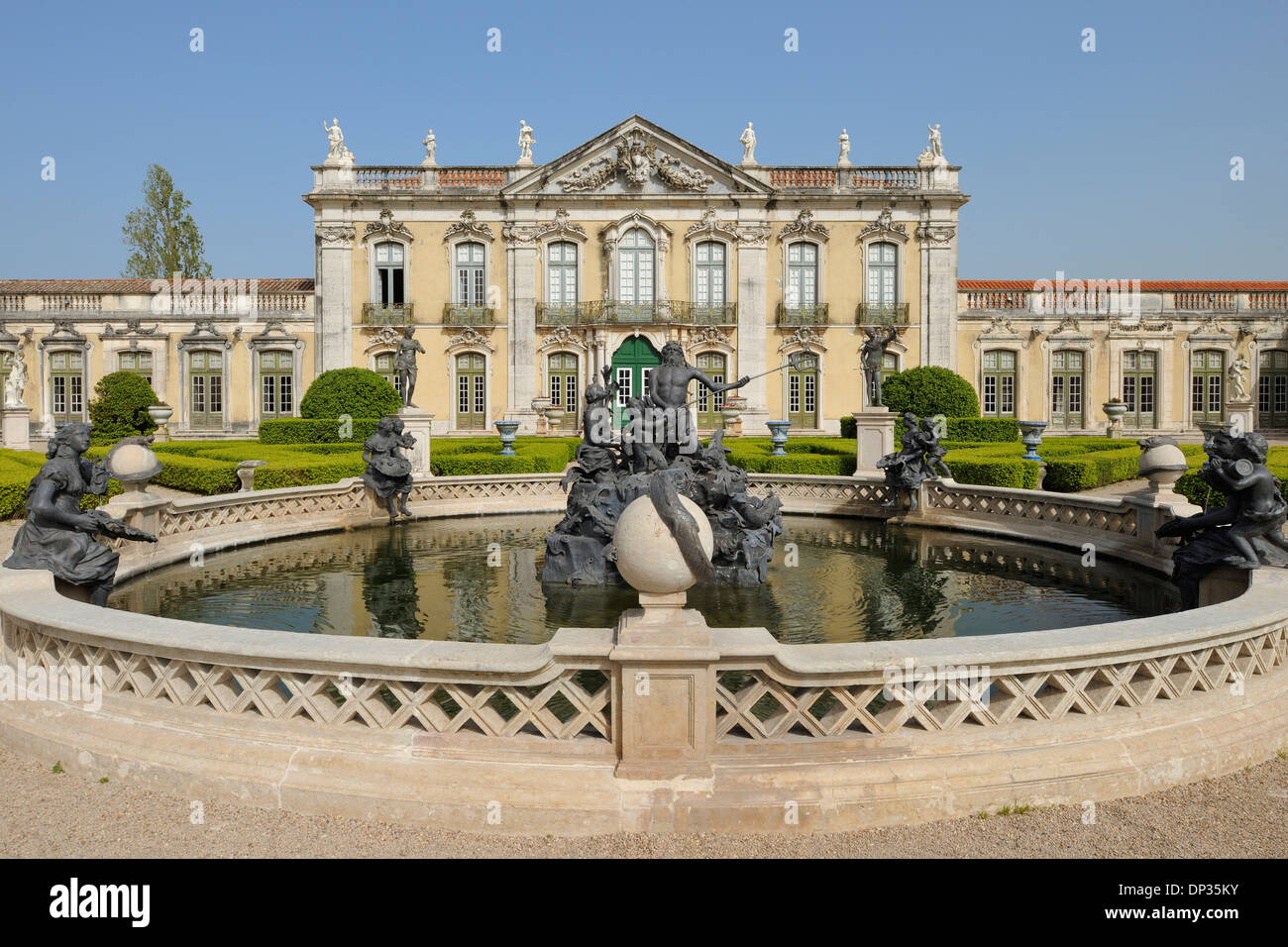 Statue von Neptun in Brunnen am Palacio Nacional de Queluz, Queluz, Sintra, Lissabon, Portugal Stockfoto