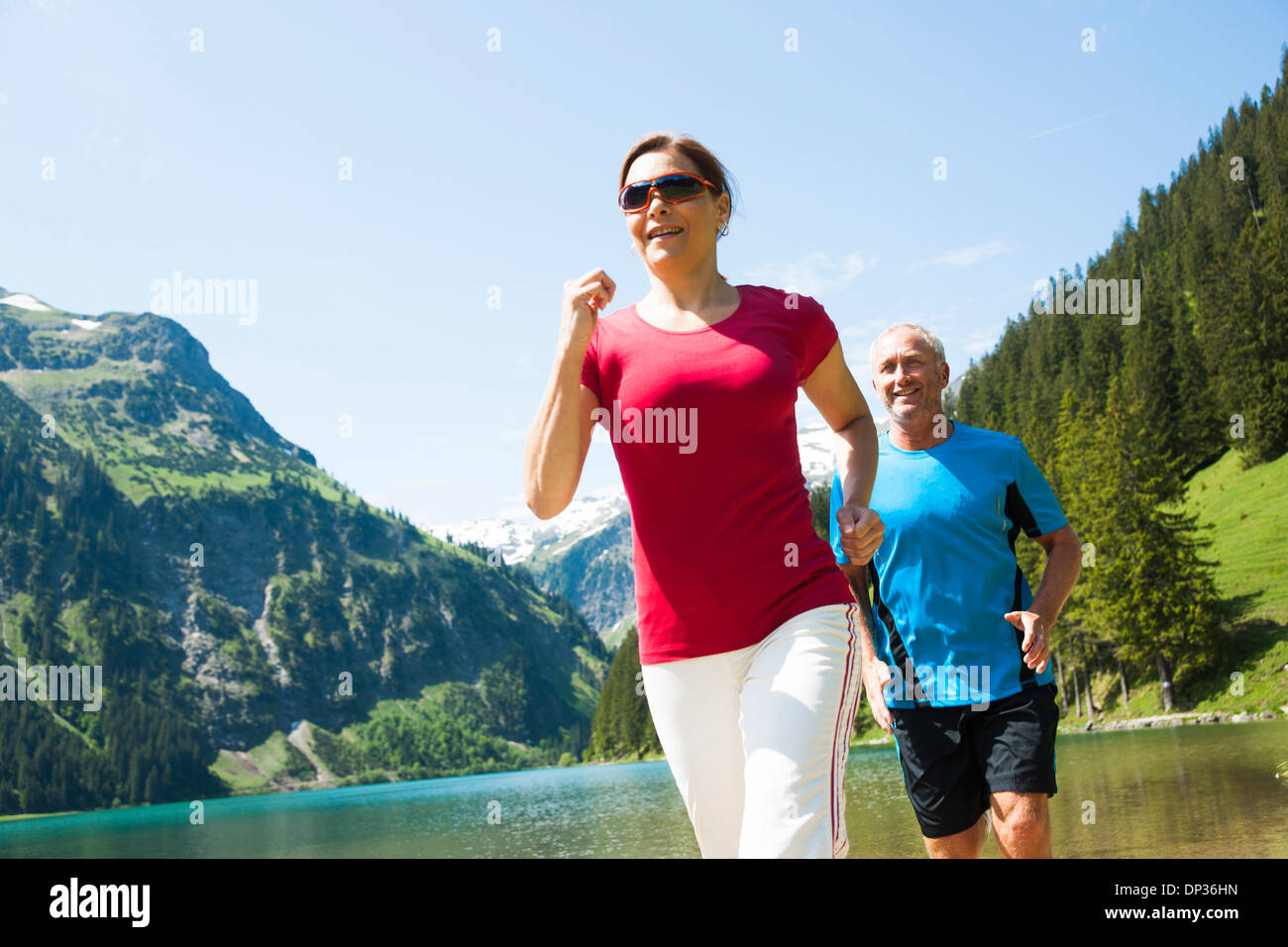 Reifer Mann und Frau Powerwalking, See Vilsalpsee Tannheimer Tal, Österreich Stockfoto