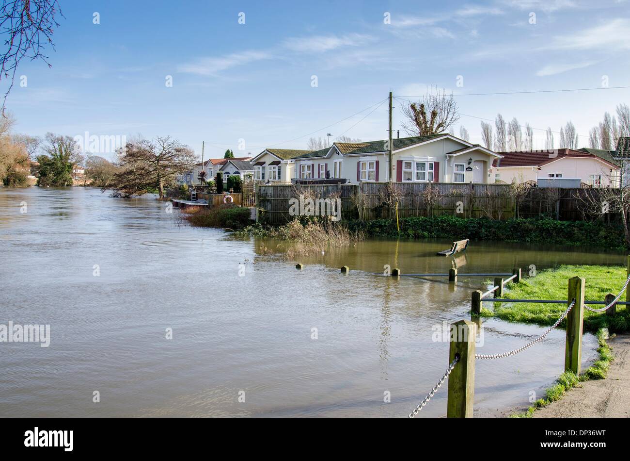 Iford Bridge Home Park, Bournemouth, Dorset, UK. 7. Januar 2014. Hochwasser von Stour bei Iford Bridge Home Park in der Nähe von Bournemouth, wo alle 90 Bewohner ausziehen mussten. Bildnachweis: Mike McEnnerney/Alamy Live-Nachrichten Stockfoto