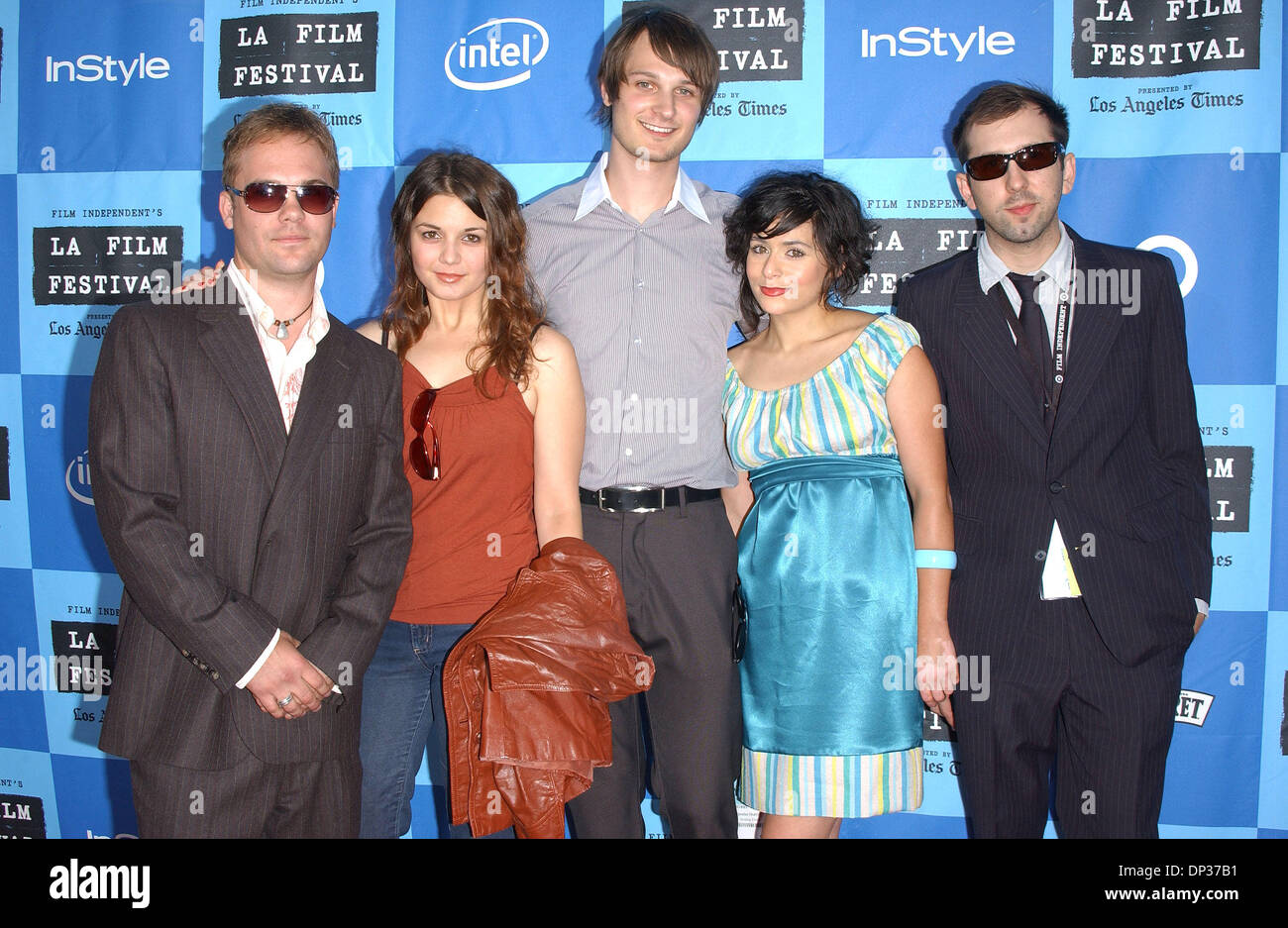 22. Juni 2006; Los Angeles, Kalifornien, USA;  Darsteller: (ANALOG Tage) RYAN E. JOHNSON, IVY KAHN, BRETT TINNES, JEN SHAHIN und Direktor MIKE OTT bei "The Devil Wears Prada" LA Premiere ist die Premiere für die Los Angeles Film Festival, gehalten im Mann Village Theater obligatorisch Credit: Foto von Paul Fenton/ZUMA KPA... (©) Copyright 2006 von Paul Fenton Stockfoto