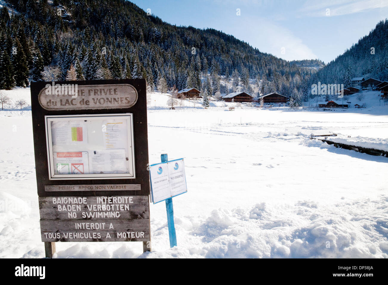 Zugefrorenen See in alpinen Dorf von Chatel, Haute Savoie, Französische Alpen, Frankreich Europa Stockfoto
