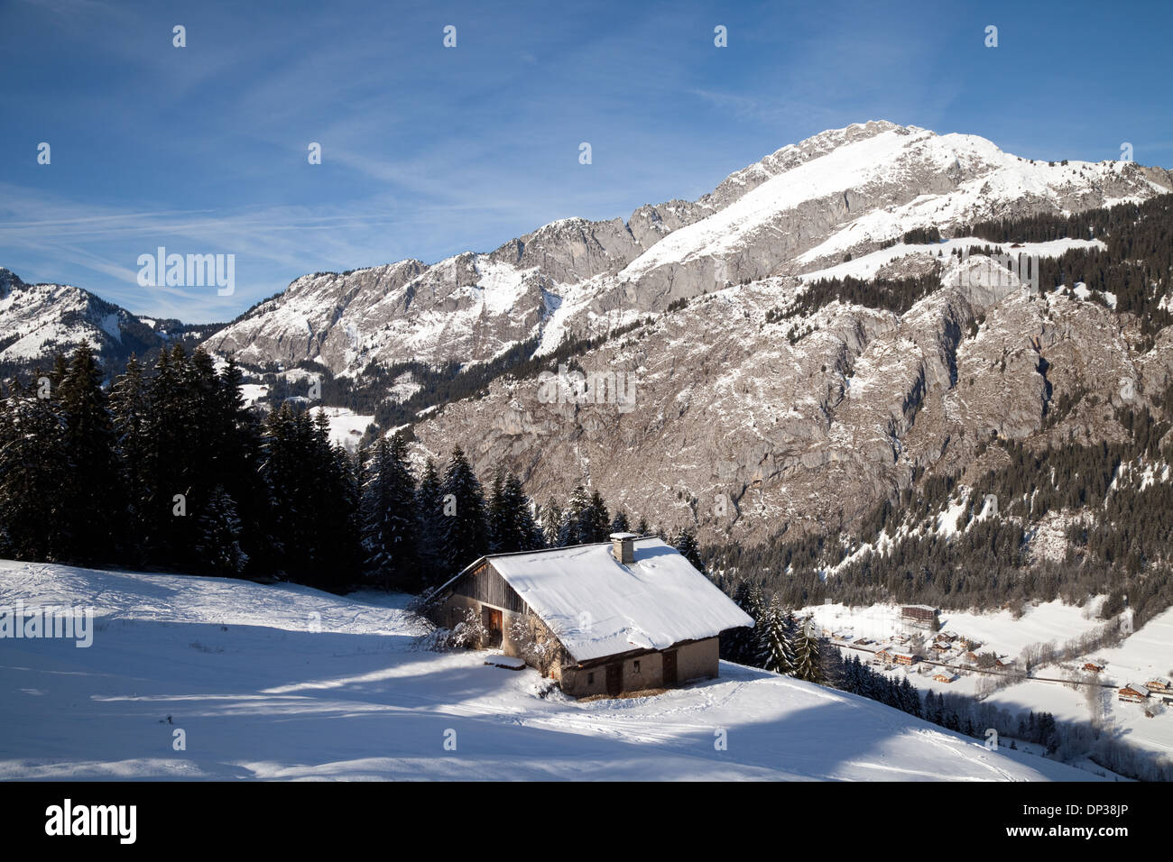 Skihütte unter Schnee im Winter, Französische Alpen, Haute Savoie, Les Portes du Soleil, La Chapelle Abondance Dorf, Frankreich Europa Stockfoto