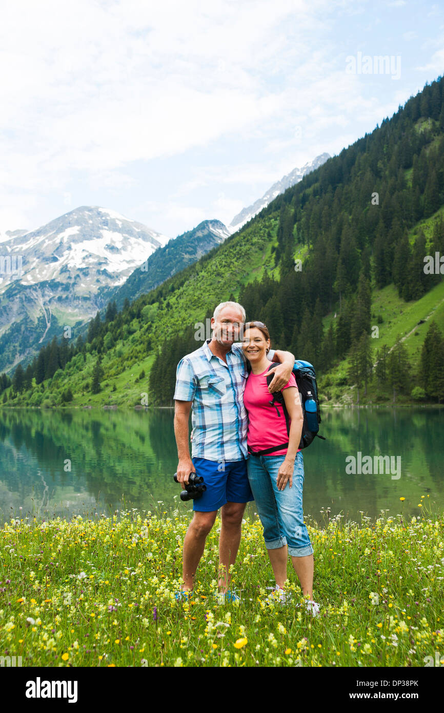 Porträt des reifes Paar Wandern in Bergen, See Vilsalpsee Tannheimer Tal, Österreich Stockfoto