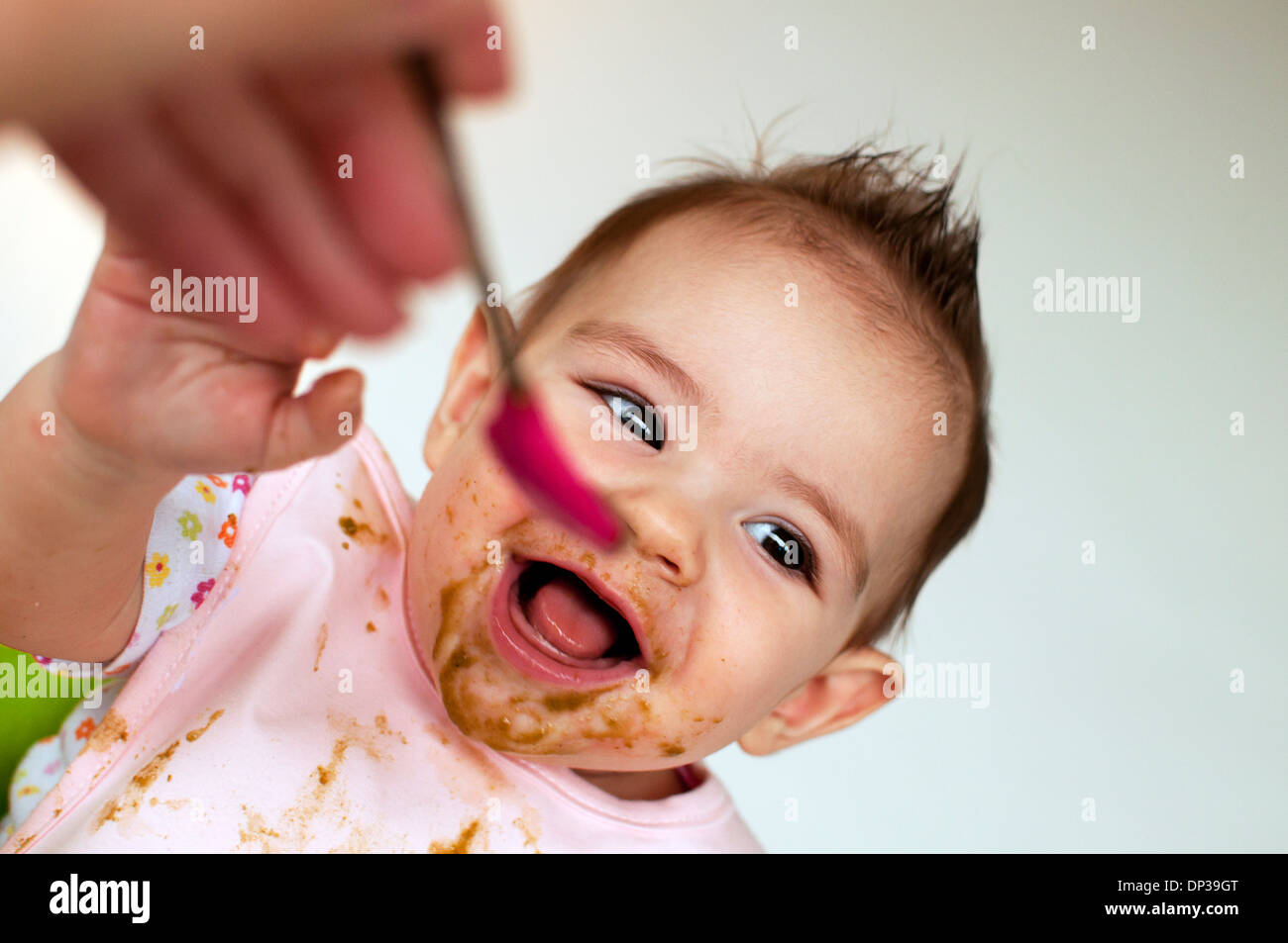 Glückliches Baby Essen Stockfoto