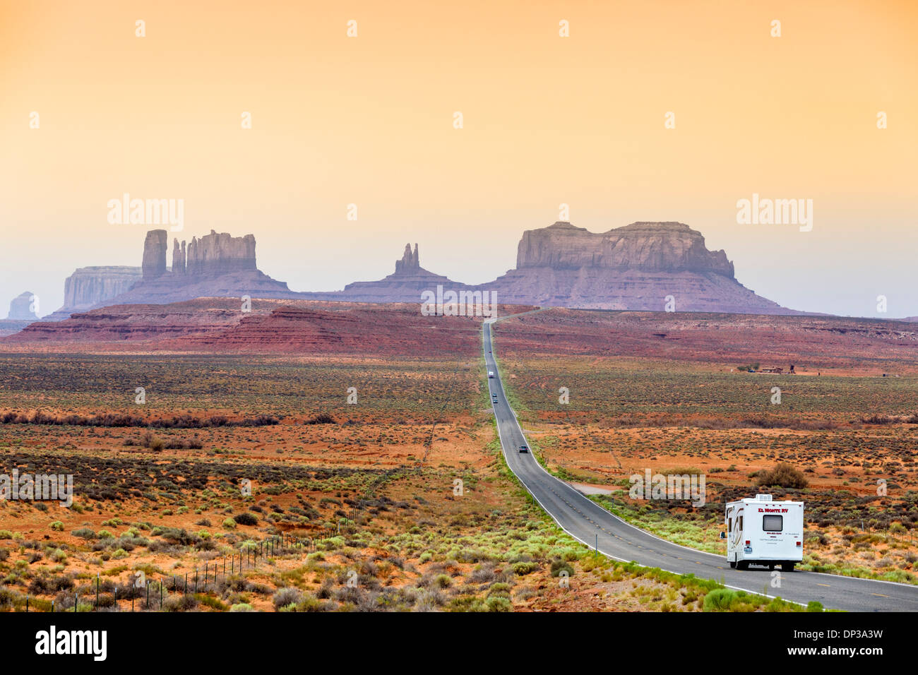 USA Travel. Wohnmobil (Wohnmobil) auf US 163 Blick nach Süden in Richtung Monument Valley, Utah, Vereinigte Staaten von Amerika. Roadtrip, USA Stockfoto