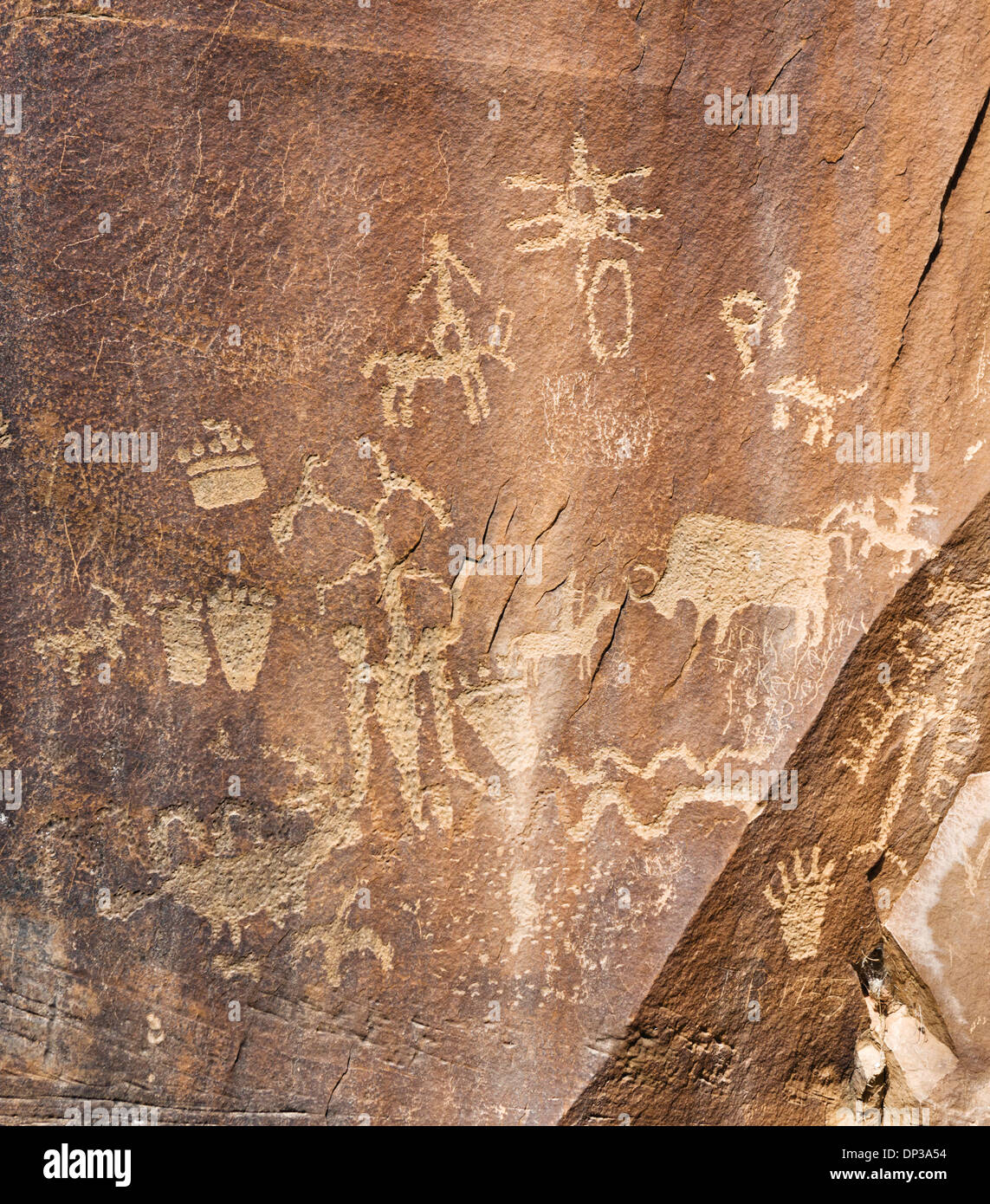 Nahaufnahme von Petroglyphen auf Zeitung Rock State Historic Monument, Utah State Route 211, in der Nähe von Monticello, Utah, USA Stockfoto