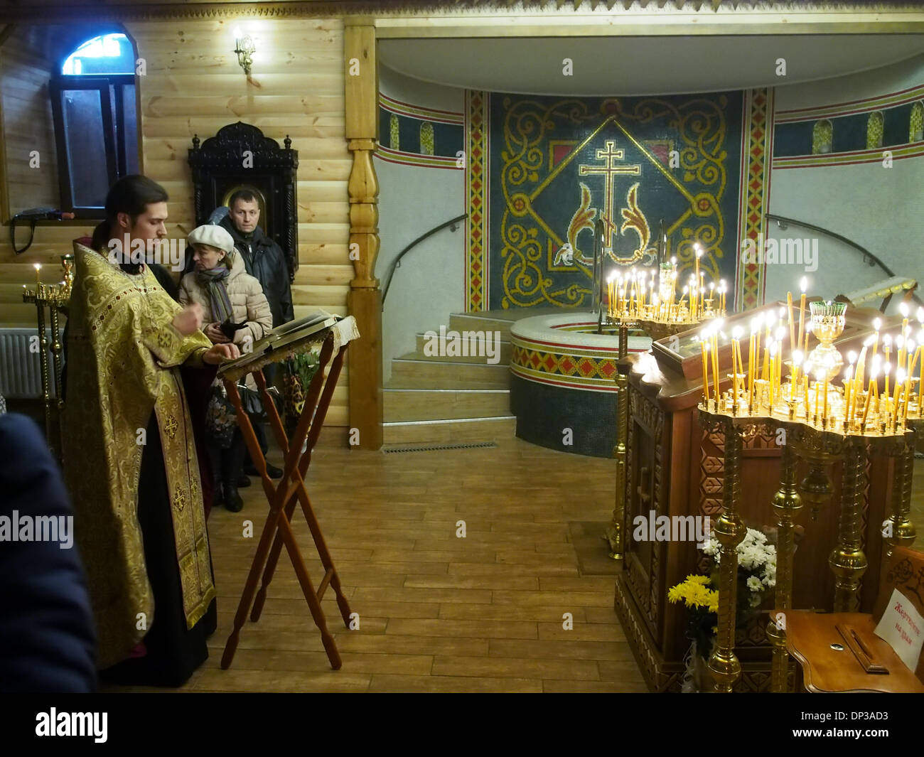 Lugansk, Ukraine. 7. Januar 2014. Orthodoxe Christen aus Lugansk feierte Weihnachten in der Baptistary des Tempels Gottesmutter der Zärtlichkeit. Priester tragen ein Weihnachten öffentlichen Gebet Stockfoto