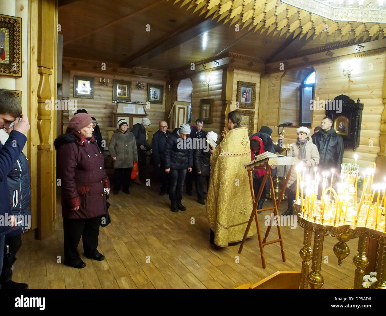 Lugansk, Ukraine. 7. Januar 2014. Orthodoxe Christen aus Lugansk feierte Weihnachten in der Baptistary des Tempels Gottesmutter der Zärtlichkeit. Priester tragen ein Weihnachten öffentlichen Gebet Stockfoto