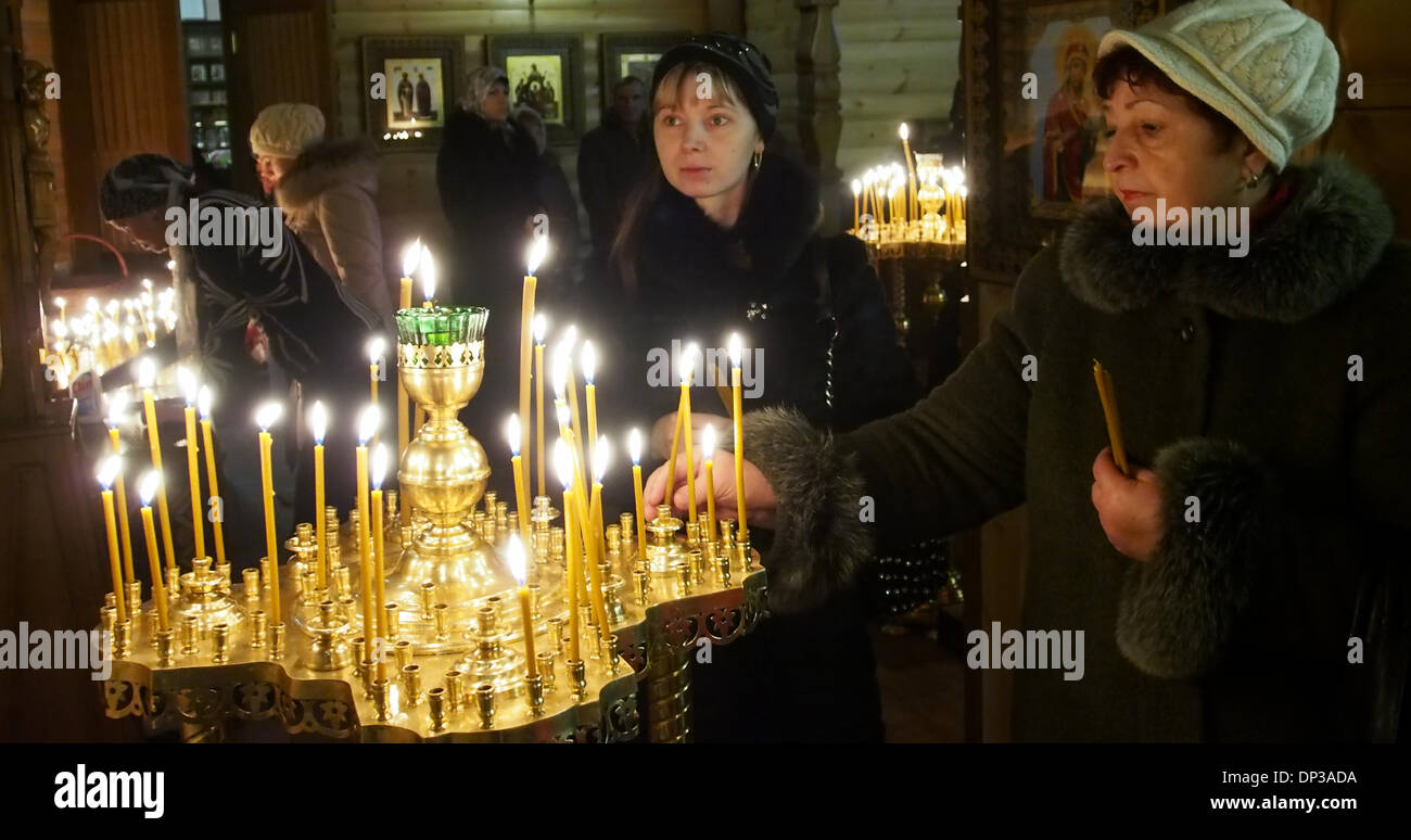 Lugansk, Ukraine. 7. Januar 2014. Orthodoxe Christen aus Lugansk feierte Weihnachten in der Baptistary des Tempels Gottesmutter der Zärtlichkeit. Gemeindemitglieder in die festliche Weihnachtsmesse Stockfoto