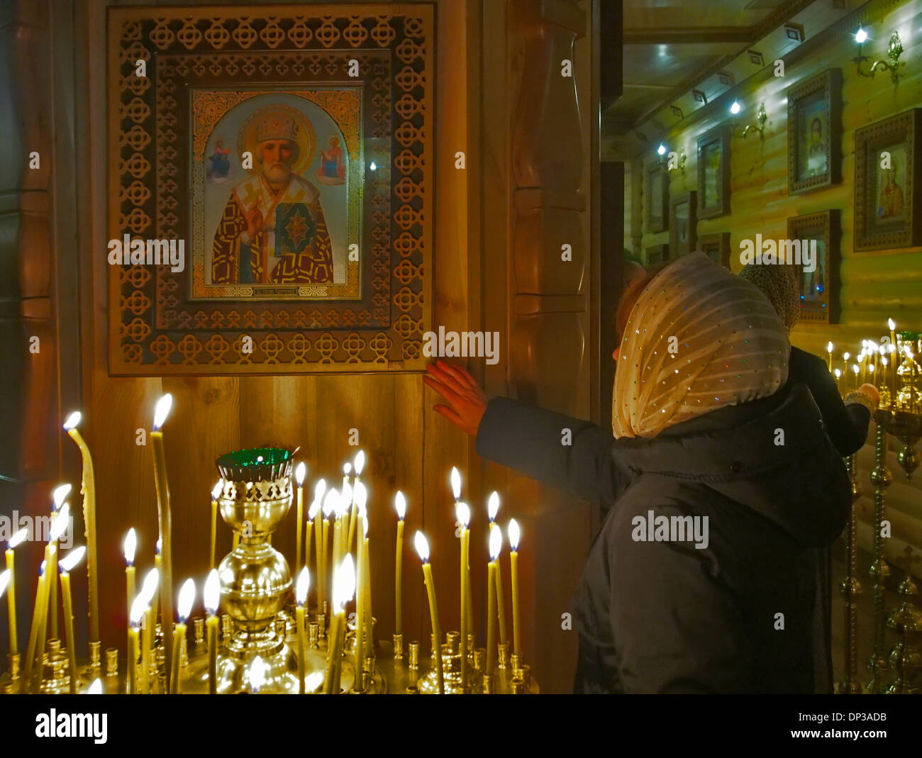 Lugansk, Ukraine. 7. Januar 2014. Orthodoxe Christen aus Lugansk feierte Weihnachten in der Baptistary des Tempels Gottesmutter der Zärtlichkeit. Gemeindemitglieder in die festliche Weihnachtsmesse Stockfoto