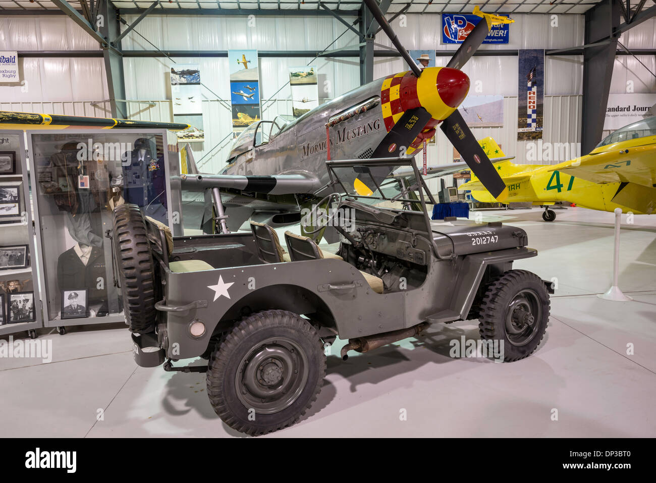 WW2 Jeep, American P - 51D Mustang, WW2 uns Kampfflugzeugen, Legacy Flight Museum Rexburg, Idaho, USA Stockfoto