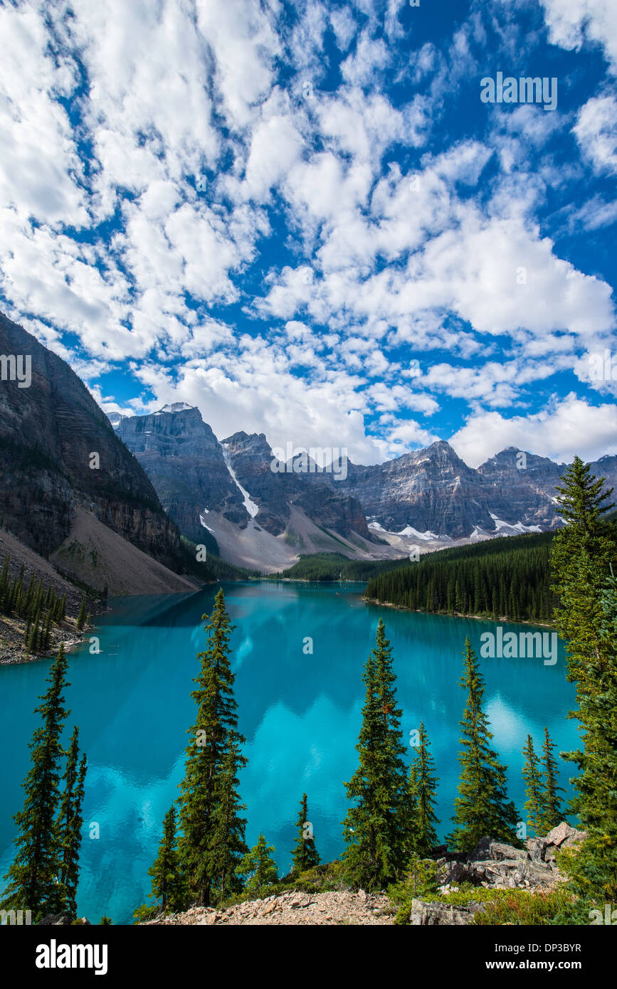 Moraine Lake, Banff Nationalpark, Alberta, Canada, Canadian Rockies, blaue Farbe von glazialen und Kalkstein Schlick. Stockfoto
