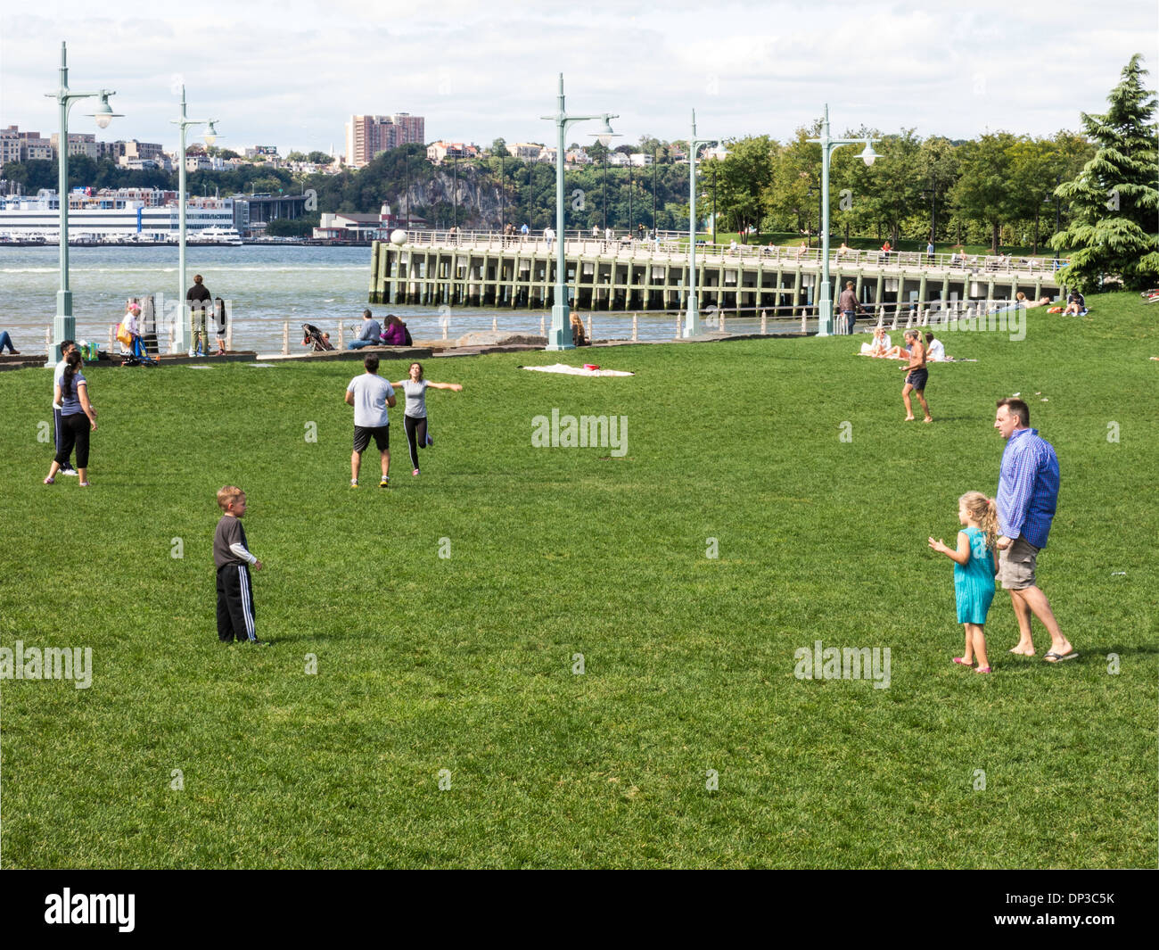 Familien genießen den Hudson River Park in der Nähe von Chelsea Piers, NYC, USA Stockfoto