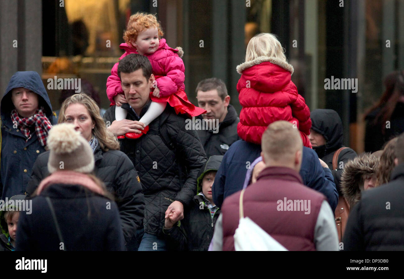 Last-Minute-Weihnachts-Einkäufer trotzen das Wetter in Glasgow Stockfoto