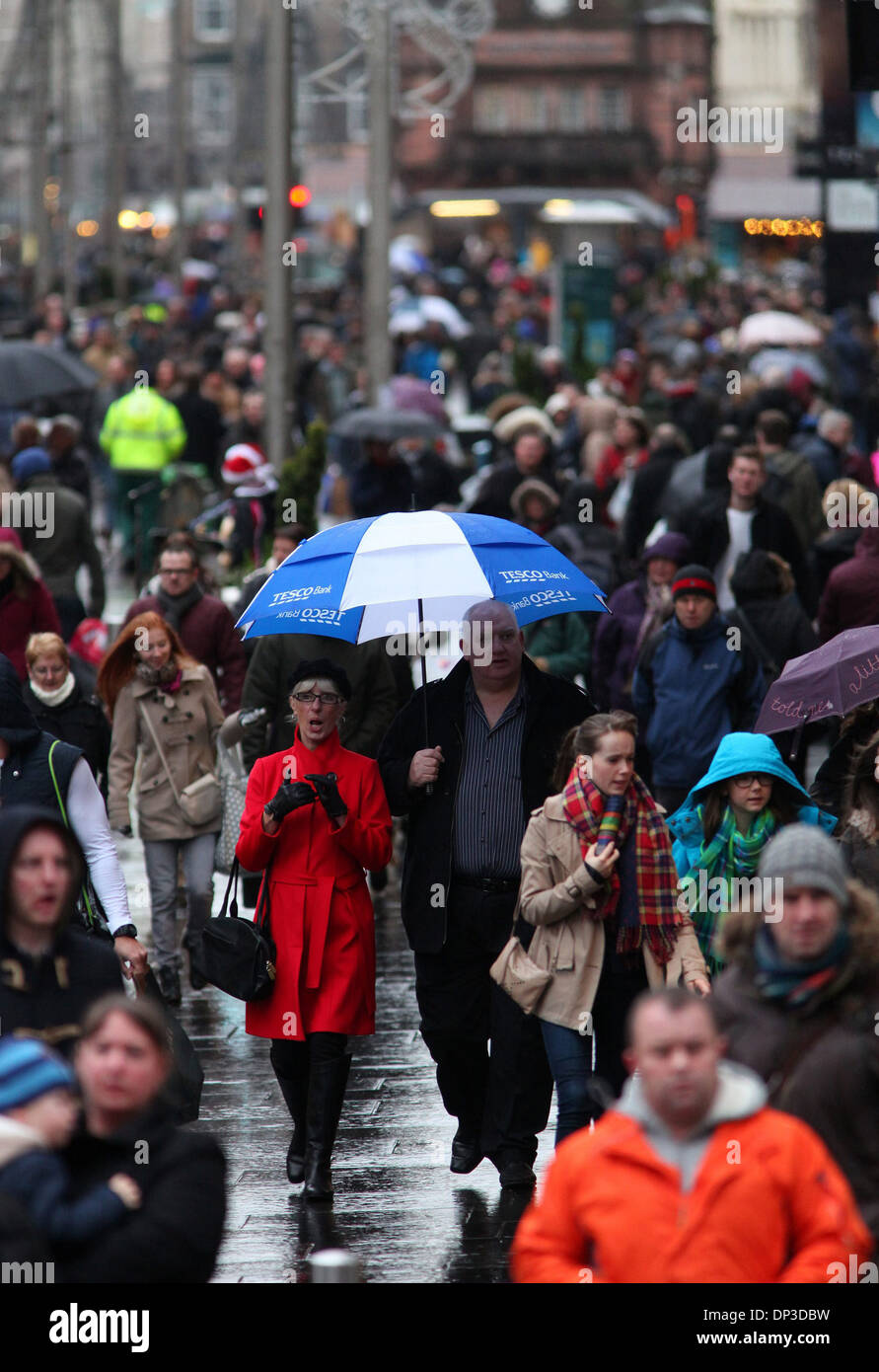 Last-Minute-Weihnachts-Einkäufer trotzen das Wetter in Glasgow Stockfoto