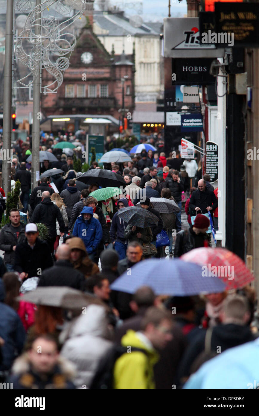 Last-Minute-Weihnachts-Einkäufer trotzen das Wetter in Glasgow Stockfoto