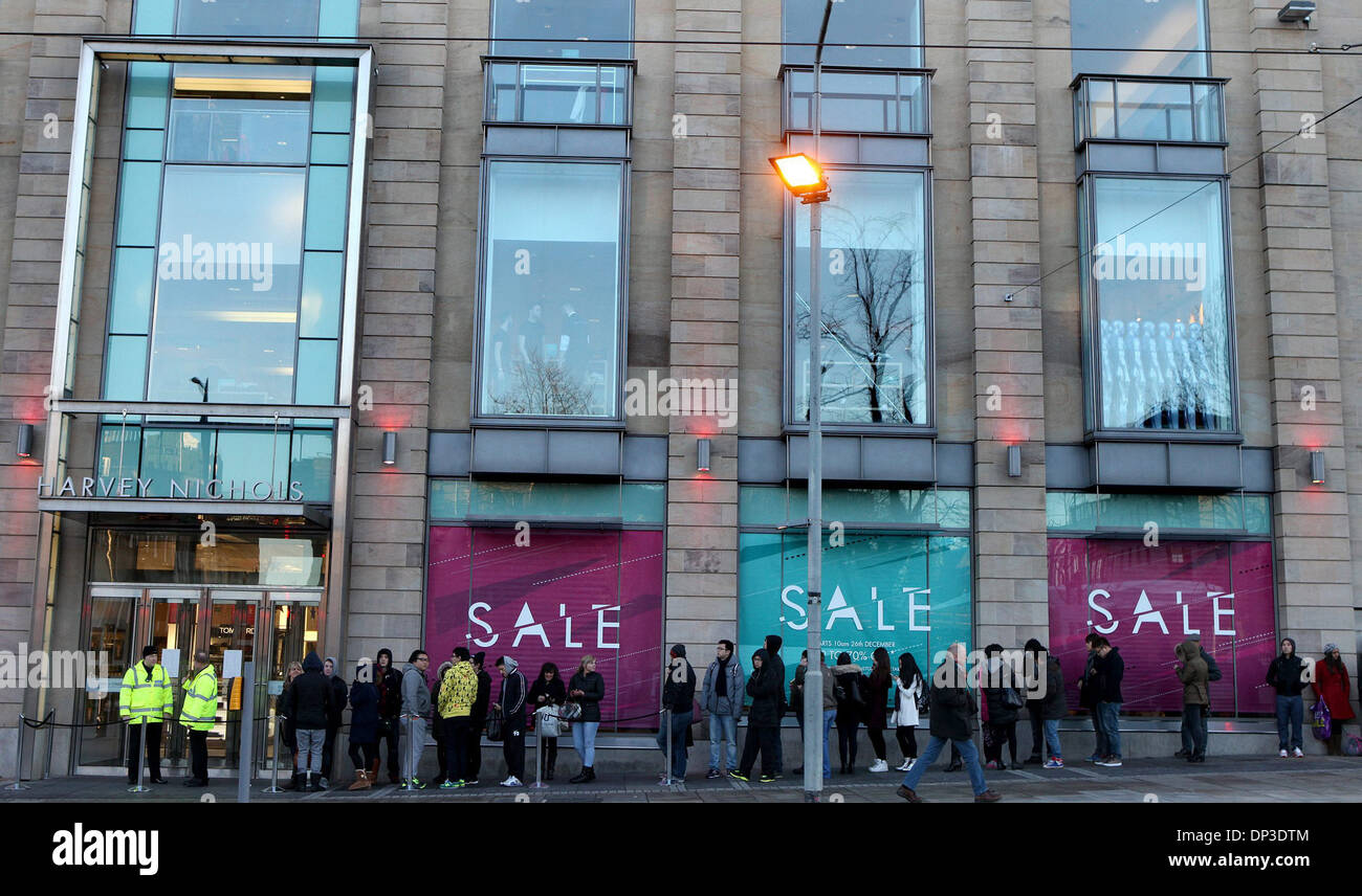 Hunderte von Schnäppchenjägern Flut in Harvey Nichols in Edinburgh für den Boxing Day Umsatz. 26.12.13 Stockfoto