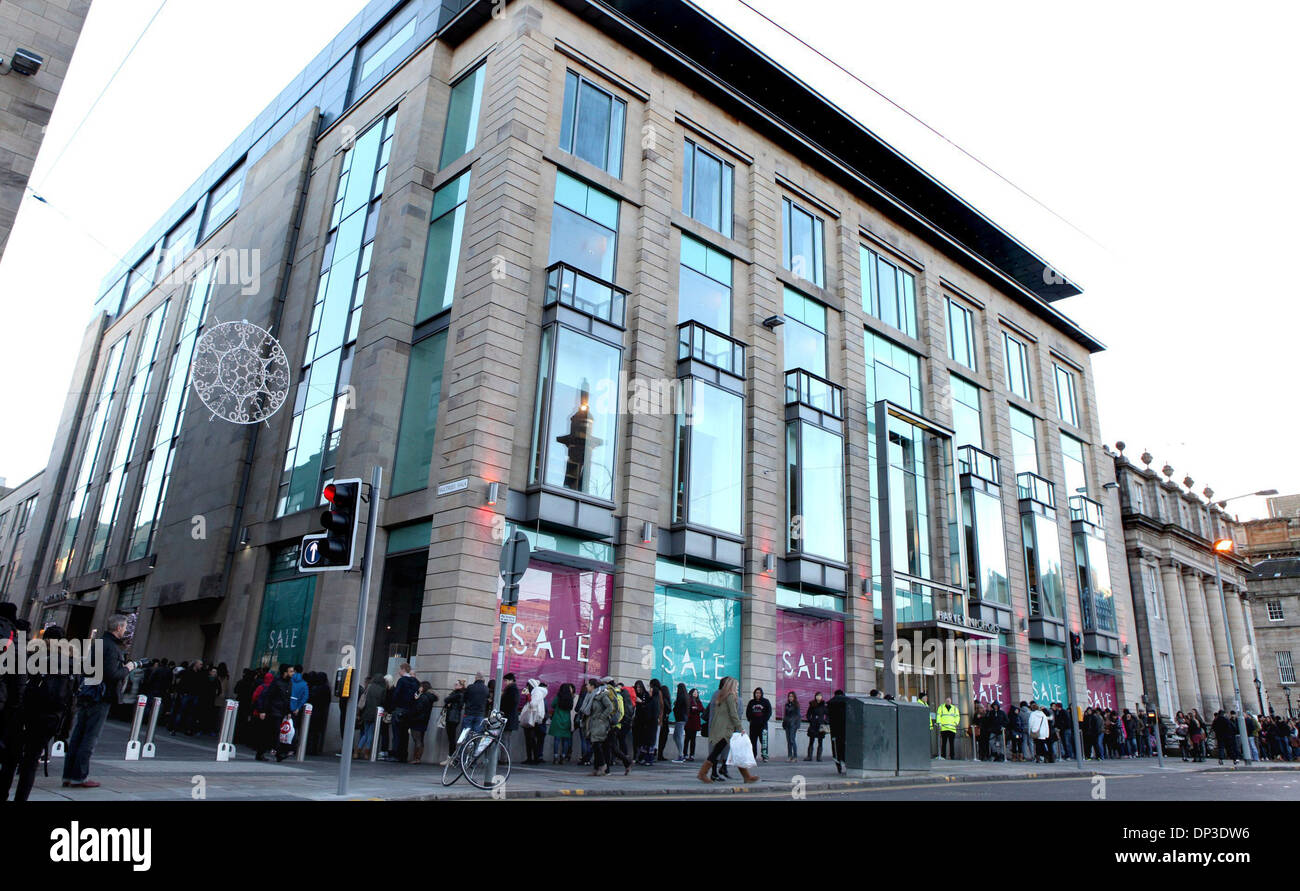 Hunderte von Schnäppchenjägern Flut in Harvey Nichols in Edinburgh für den Boxing Day Umsatz. 26.12.13 Stockfoto