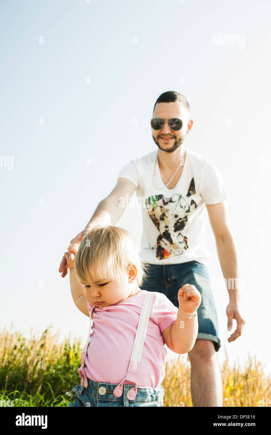 Vater und Tochter gehen im Freien, Mannheim, Baden-Württemberg, Deutschland Stockfoto