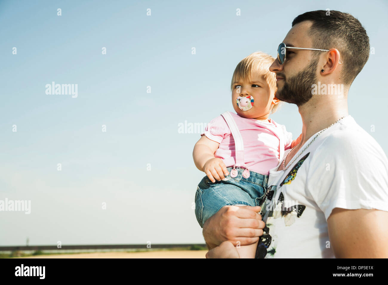 Vater Holding Baby Tochter im Freien, Mannheim, Baden-Württemberg, Deutschland Stockfoto