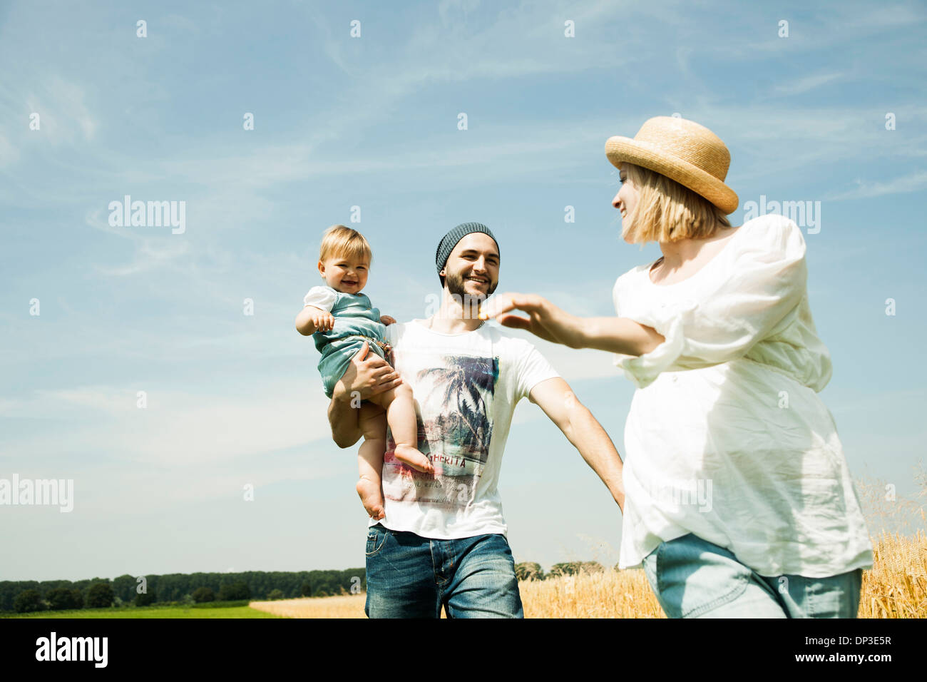 Familie zu Fuß durch Agrarbereich, Mannheim, Baden-Württemberg, Deutschland Stockfoto