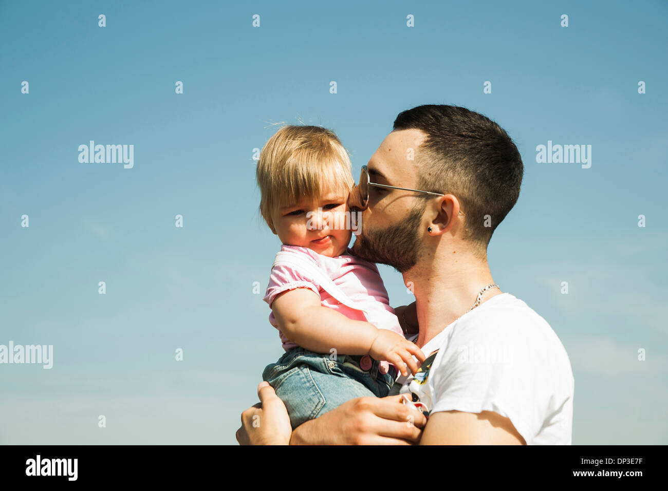 Vater küssen Baby-Tochter auf Wange im Freien, Mannheim, Baden-Württemberg, Deutschland Stockfoto