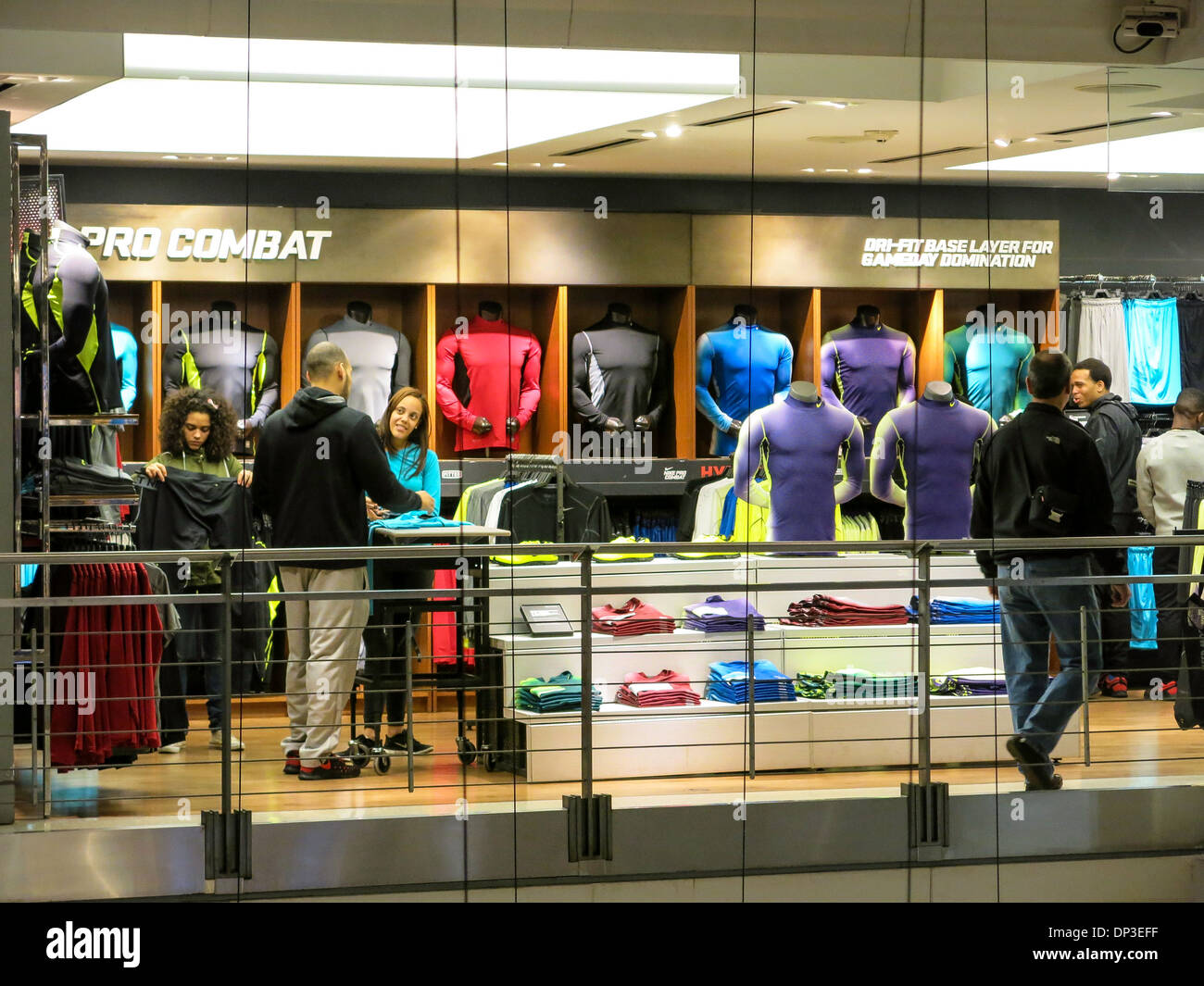 Niketown Athletic Apparel Store, mit Nike Schuhen mit Swoosh Logo, Interieur, 6 East 57. Street, NYC Stockfoto