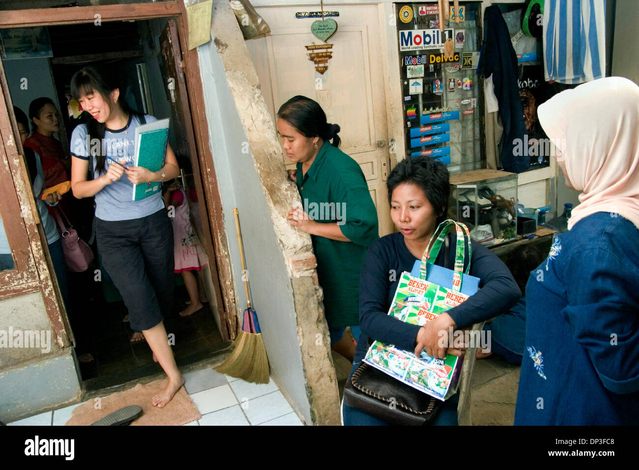 3. Juli 2006; Jakarta, Indonesien; Mrs Elizabeth Widjaja (links) besucht einige armen Familien in Kemang Timur Gegend um Daten von ihrem Leben Zustand zu überprüfen, wie sie einen neuen Eintrag an die Pelangi beantragen. Seit der Gründung im Jahr 2003 Pelangi (The Rainbow) wird von mehreren betroffenen Bürger finanzieren verbringt etwa Rp. 60 Millionen (US$ 6500-7000), Vorschulerziehung servic bieten jährlich Stockfoto