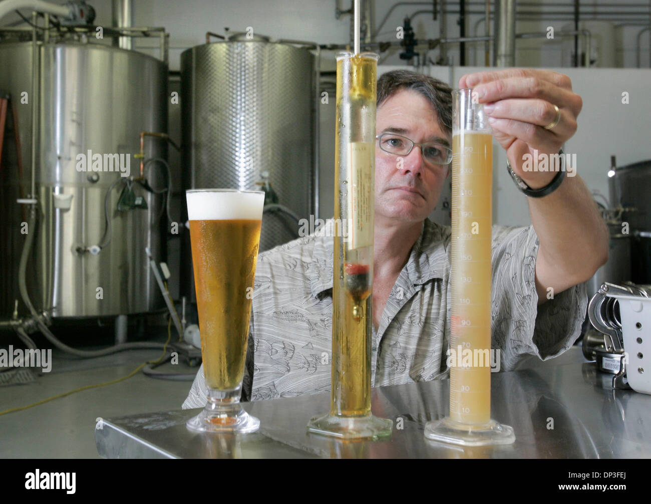 3. Juli 2006; San Diego, CA, USA; Jim Crute, Präsident der Aufhellung Brauerei verwendet ein Hydrometer, um das spezifische Gewicht ihrer neuesten Bier "Elementare Pilsner" zu überprüfen.  Die sechste - Woche alte Brauerei ist spezialisiert auf deutsches Bier und Creme Ales. Aufhellung der Brauerei wird eine der vielen Brauereien, Weingüter, Restaurants und Caterer, die Teilnahme an der Poway Handelskammer Sonnen Stockfoto