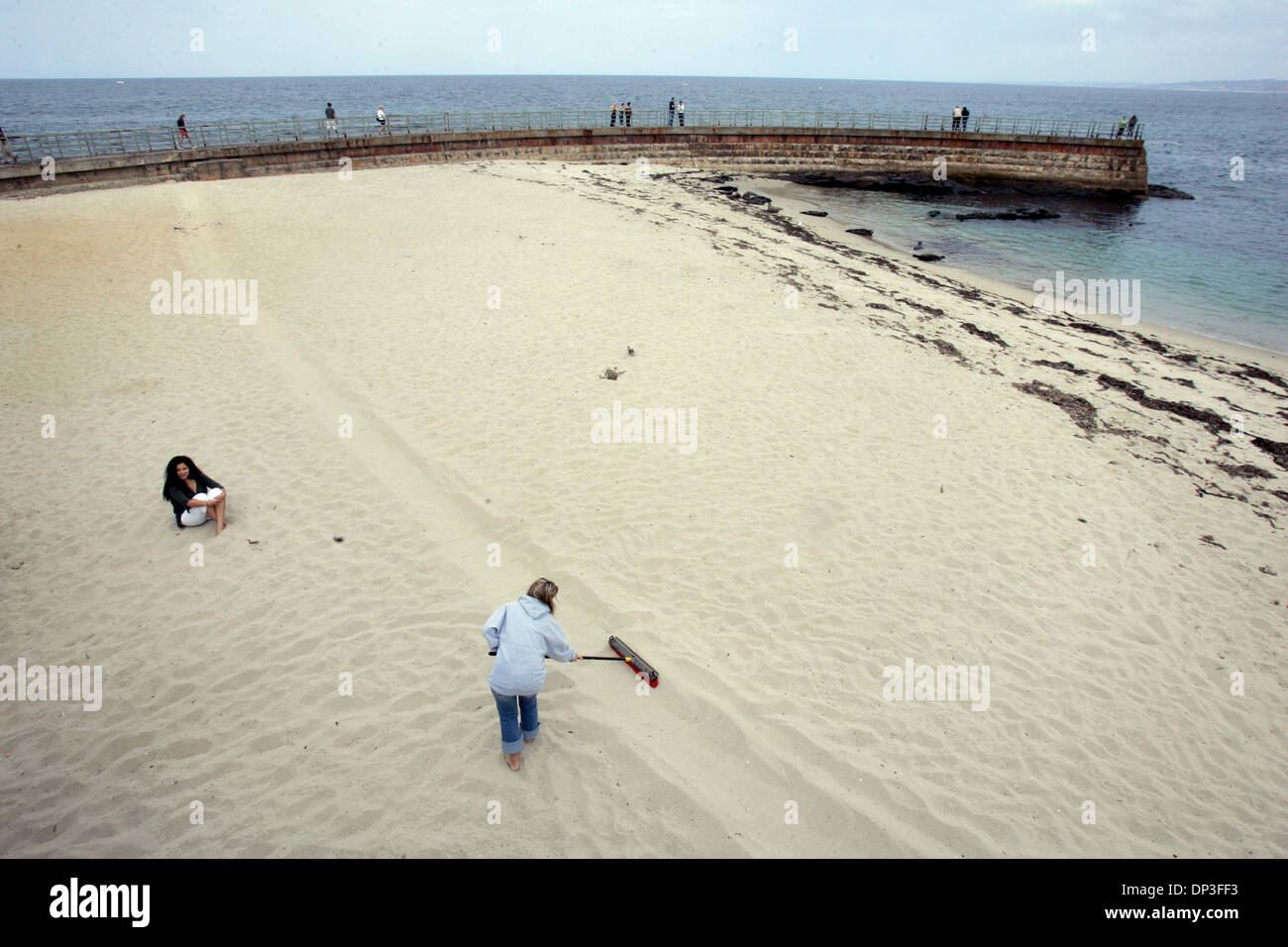 3. Juli 2006; San Diego, CA, USA; THERESA PAYNE ist ein "Rake eine Linie" freiwilliger an der La Jolla Kinder Pool. Sie nutzt einen Besen um zu bemerken, die Linie im Sand die Besucher hoffentlich Strand nicht überqueren und potenziell stören die Dichtungen.    Obligatorische Credit: Foto von Scott Linnett/SDU-T/ZUMA Press. (©) Copyright 2006 by SDU-T Stockfoto
