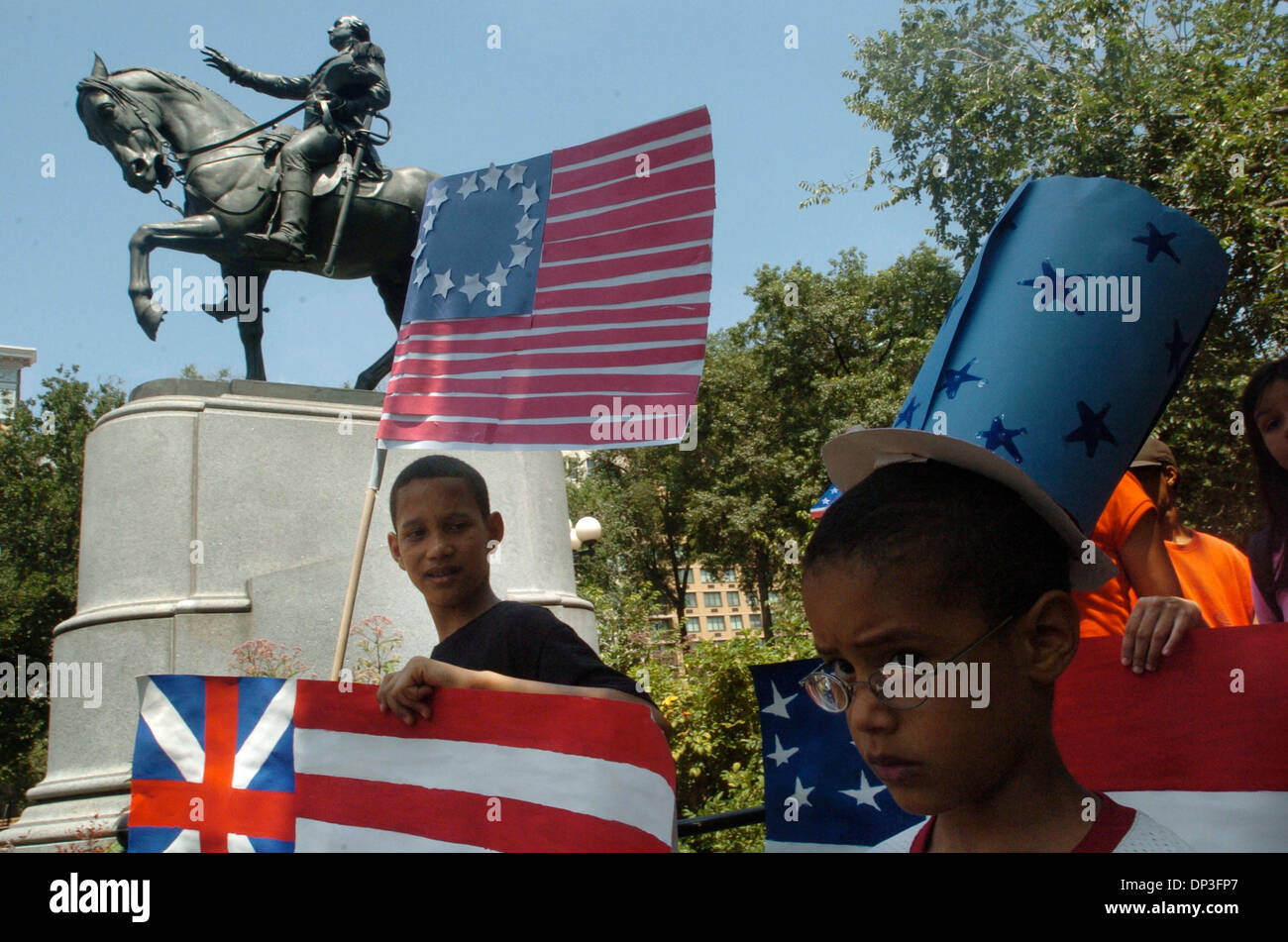 3. Juli 2006; Manhattan, New York, USA; FREDDY ALONZO (L), 11, und seinem Bruder KAYBERT, 6, beide von Manhattan haben einige Fahnen bereit als New York City Parks und Erholung Kommissar Adrian Benepe Gastgeber eine Zeremonie anlässlich des 150. Jahrestages der George Washington Reiterstatue in Union Square Park. Geweiht am 4. Juli 1856, wurde das Denkmal von Henry Kirk Brown h modelliert Stockfoto