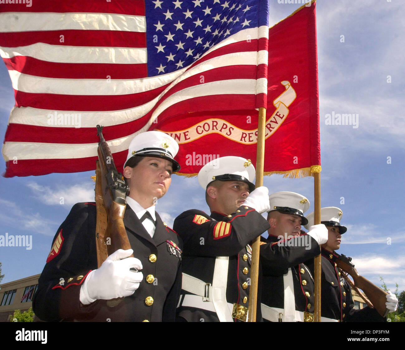 4. Juli 2006; Danville, CA, USA; US Marine Corps Farbe Gardisten marschieren, Hartz, Ave, während die Danville 4th of July Parade in Danville, Kalifornien, auf Dienstag, 4. Juli 2006. Obligatorische Credit: Foto von Doug Duran/Contra Costa Times / ZUMA Press. (©) Copyright 2006 von Contra Costa Times Stockfoto