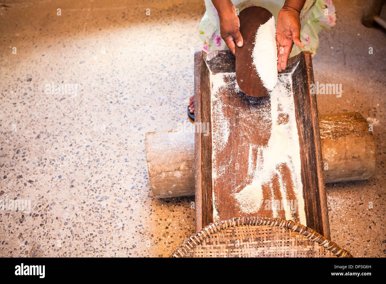 Garifuna Frau macht Maniok in traditionellen Dorf Brot Stockfoto