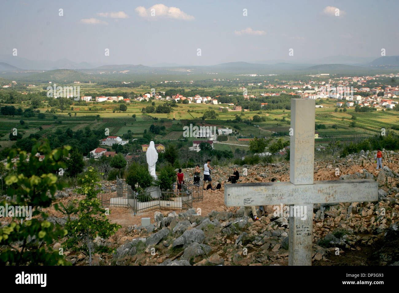 9. Juli 2006; Medugorje, Bosnien und Herzegowina; Die Hügel Crnica, mit Blick auf das Dorf Medugorje in Bosnien und Herzegowina und ist genau an der Stelle wo sechs Jugendliche berichteten, dass die Jungfrau Maria am Juni 24,1981. In den frühen Tagen der Erscheinungen wurde behauptet, die Jungfrau Maria, genannt "Gospa" auf Kroatisch, sechs Seher versprochen zehn "Geheimnisse", die Informationen enthalten Stockfoto