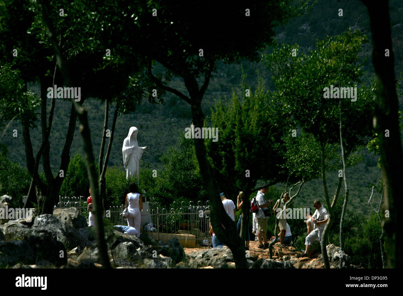 9. Juli 2006; Medugorje, Bosnien und Herzegowina; Die Hügel Crnica, mit Blick auf das Dorf Medugorje in Bosnien und Herzegowina und ist genau an der Stelle wo sechs Jugendliche berichteten, dass die Jungfrau Maria am Juni 24,1981. In den frühen Tagen der Erscheinungen wurde behauptet, die Jungfrau Maria, genannt "Gospa" auf Kroatisch, sechs Seher versprochen zehn "Geheimnisse", die Informationen enthalten Stockfoto