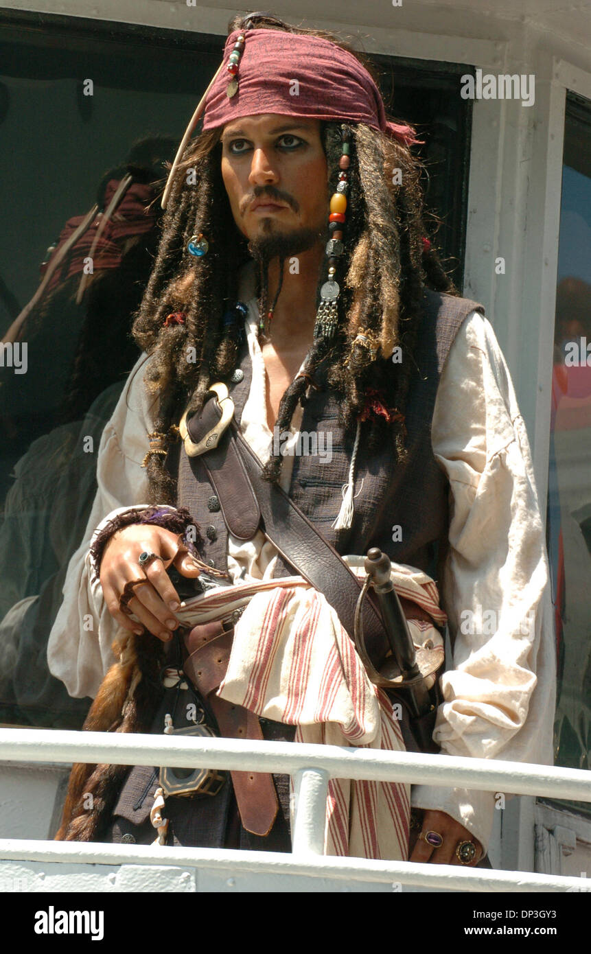 7. Juli 2006; Manhattan, NY, USA; Madame Tussauds Wachs Figur des Depps Captain Jack Sparrow an Bord eines Kreuzfahrtschiffes der Circle Line zur Feier der Veröffentlichung von Walt Disney Pictures ' Pirates of the Caribbean: Fluch der Karibik "obligatorische Credit: Foto von Bryan Smith/ZUMA Press. (©) Copyright 2006 von Bryan Smith Stockfoto