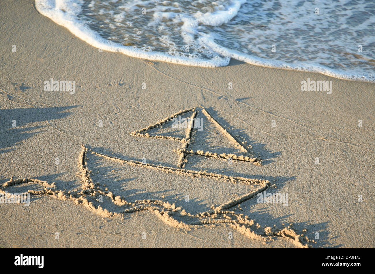 Gemälde eines Segelbootes am Sandstrand Stockfoto