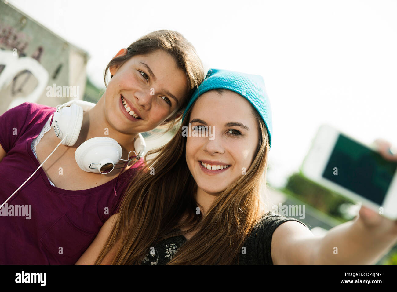 Mädchen, die Selbstporträt im Skatepark, Feudenheim, Mannheim, Baden-Württemberg, Deutschland Stockfoto