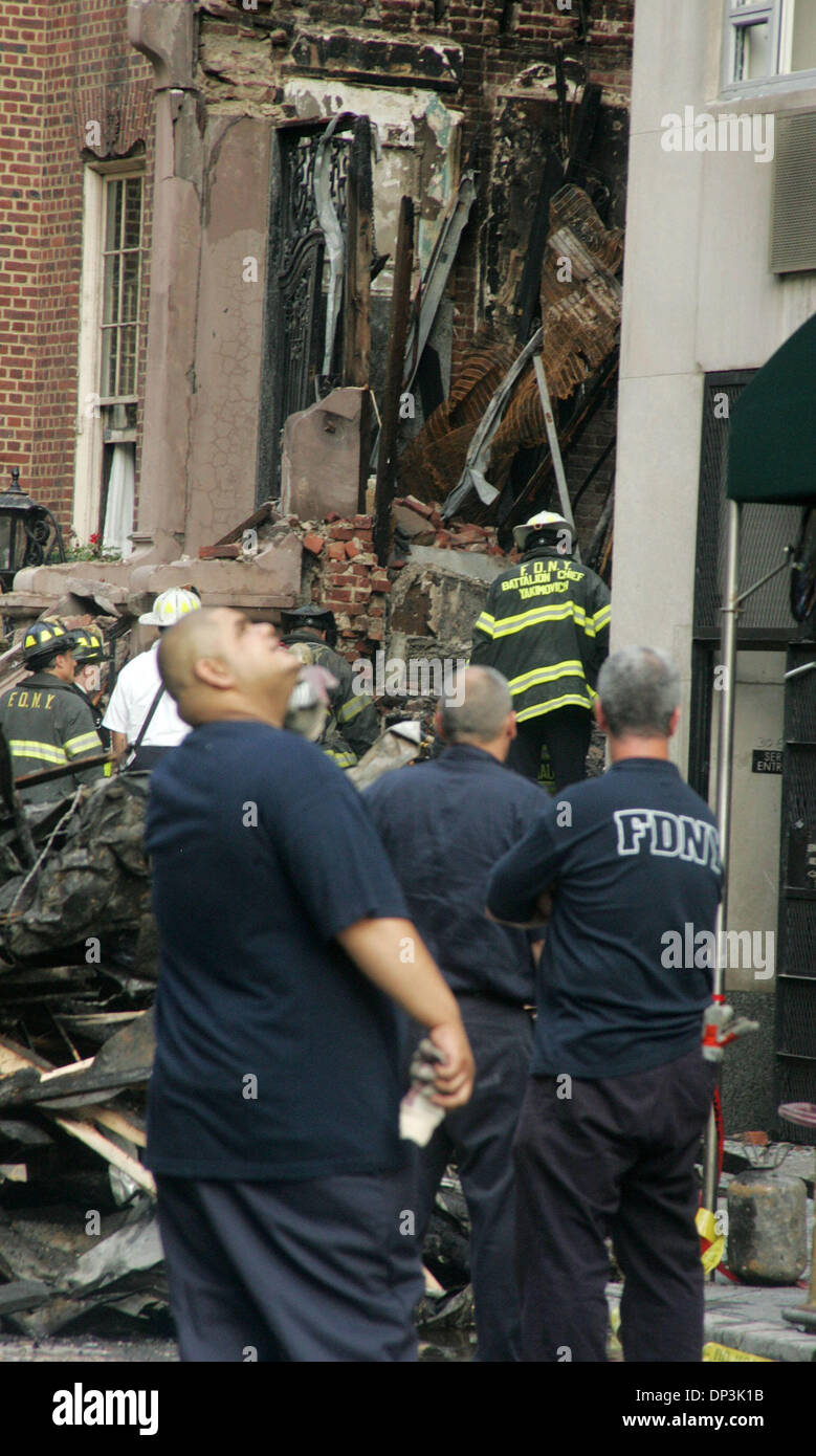 10. Juli 2006; New York, NY, USA; Ein Blick auf die Trümmer aus einem eingestürzten 4 Stockwerke hohen Gebäude befindet sich an der 34 East 62nd Street. Forscher versuchen festzustellen, ob die Explosion war eine bewusste Selbstmordversuch durch den Eigentümer des Gebäudes Dr. Nicolas Bartha, die in einem langjährigen Scheidung Streit war. Es wird vermutet, dass das Gasventil in seinem Keller verursacht die Explosion Bartha eröffnet. Bart Stockfoto