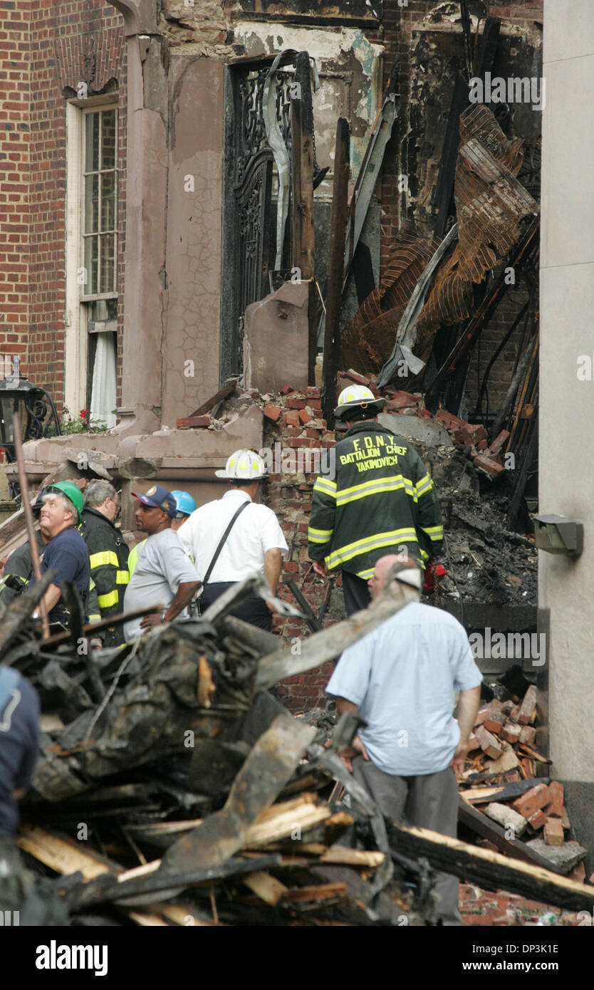 10. Juli 2006; New York, NY, USA; Ein Blick auf die Trümmer aus einem eingestürzten 4 Stockwerke hohen Gebäude befindet sich an der 34 East 62nd Street. Forscher versuchen festzustellen, ob die Explosion war eine bewusste Selbstmordversuch durch den Eigentümer des Gebäudes Dr. Nicolas Bartha, die in einem langjährigen Scheidung Streit war. Es wird vermutet, dass das Gasventil in seinem Keller verursacht die Explosion Bartha eröffnet. Bart Stockfoto