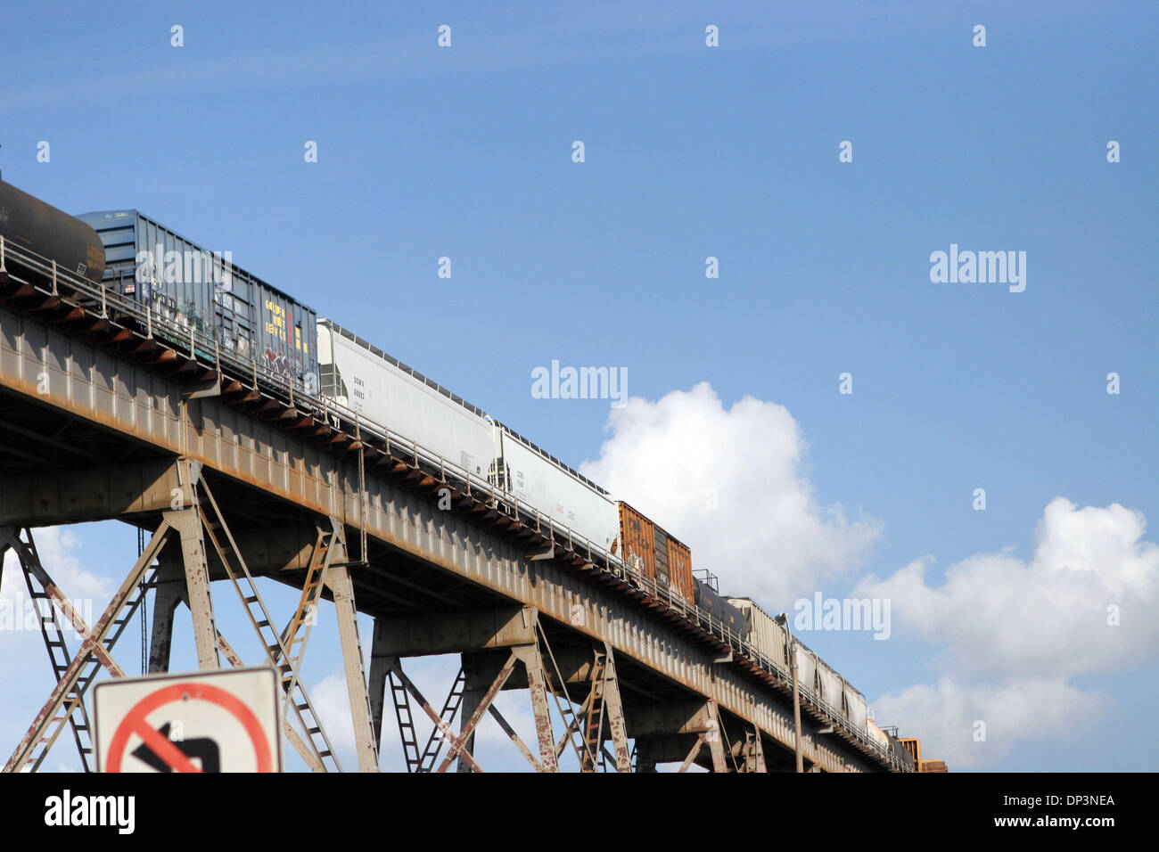 13. Juli 2006; Jefferson Parish, LA, USA; Die Huey P. Long Bridge in Jefferson Parish, Louisiana ist eine freitragende Stahl durch Fachwerkbrücke, die eine zweigleisigen Eisenbahnstrecke über den Mississippi River bei Meile 106.1 mit zwei Fahrspuren von US-90 auf jeder Seite der zentralen Titel trägt. Eröffnet im Dezember 1935 die Walnut Street Ferry zu ersetzen, wurde die Brücke für eine sehr Popul benannt. Stockfoto