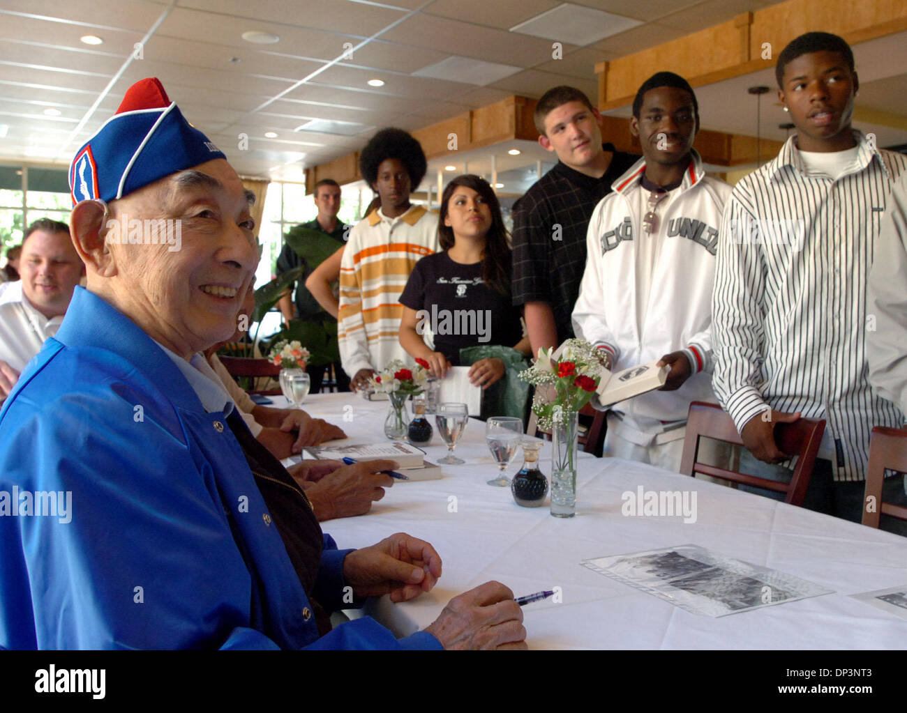 14. Juli 2006; Brentwood, Kalifornien, USA; Mickey Akiyama, von Walnut Creek, Gespräche mit Studenten aus der Community Day School während einer Signierstunde in Hiros Restaurant am Freitag, 14. Juli 2006 in Brentwood, Kalifornien fünf Mitglieder der 442nd Regimental Combat Team, ein hochdekorierter Einheit des japanischen Amerikaner signierte Bücher über ihre Heldentaten an der Europäischen Front im zweiten Weltkrieg. Das Buch ist ca Stockfoto