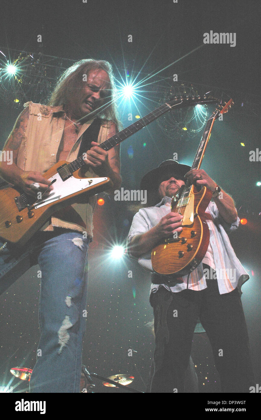 18. Juli 2006; Raleigh, NC, USA; Bass-Gitarrist EAN EVANS und Gitarrist GARY ROSSINGTON der Band, die Lynyrd Skynyrd führt, befindet sich live da 2006 macht einen Halt am Alltel Pavillon in Raleigh. Obligatorische Credit: Foto von Tina Fultz/ZUMA Press. (©) Copyright 2006 by Tina Fultz Stockfoto