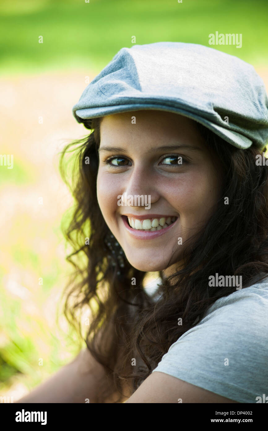 Close-up Portrait von Teenager Mädchen mit Mütze im Freien, lächelnd und Blick in die Kamera, Deutschland Stockfoto