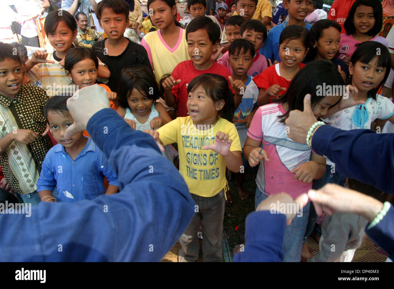 20. Juli 2006; Ciamis, West-Java, Indonesien; Kinder wohnen im Flüchtlingszentrum in den Hügeln von Pangandaran, singen West-Java glücklich während der Tzu Chi buddhistische Organisation unterhalten werden. Die Dorfbewohner, die den Tsunami überlebt noch kümmern über die Möglichkeiten eines anderen Erdbeben und Tsunami. Ein Tsunami in der Küste der indonesischen Insel Java töten mehr als 55 Stockfoto