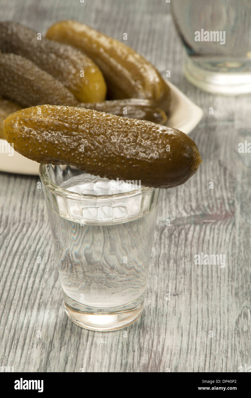 Gesalzene Gurken - eine traditionelle russische Vorspeise Wodka  Stockfotografie - Alamy