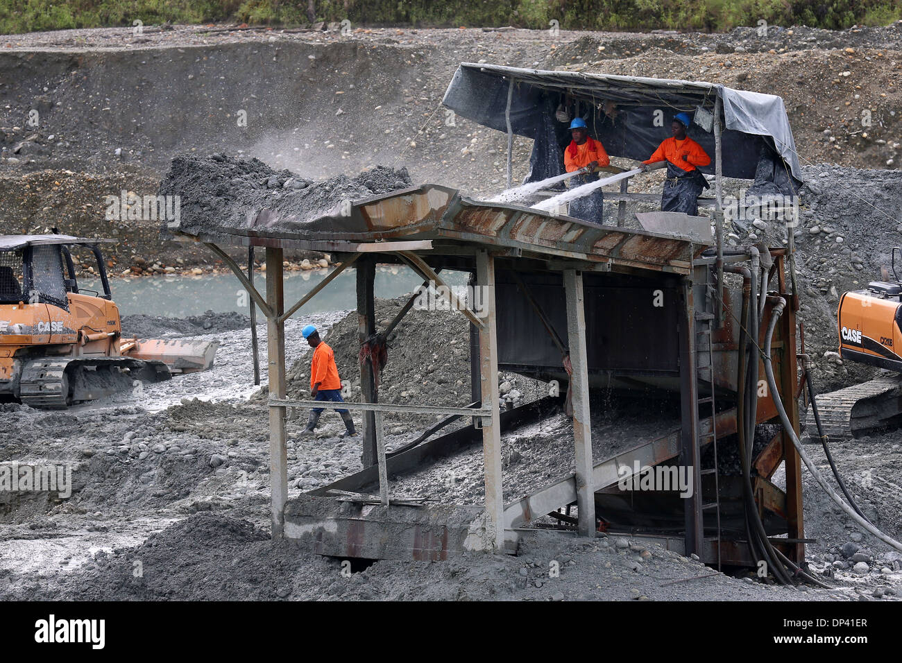 Wasserkanonen verwendet an einer kommerziellen Tagebau Gold Mine, Chocó Privince, Columbia Stockfoto